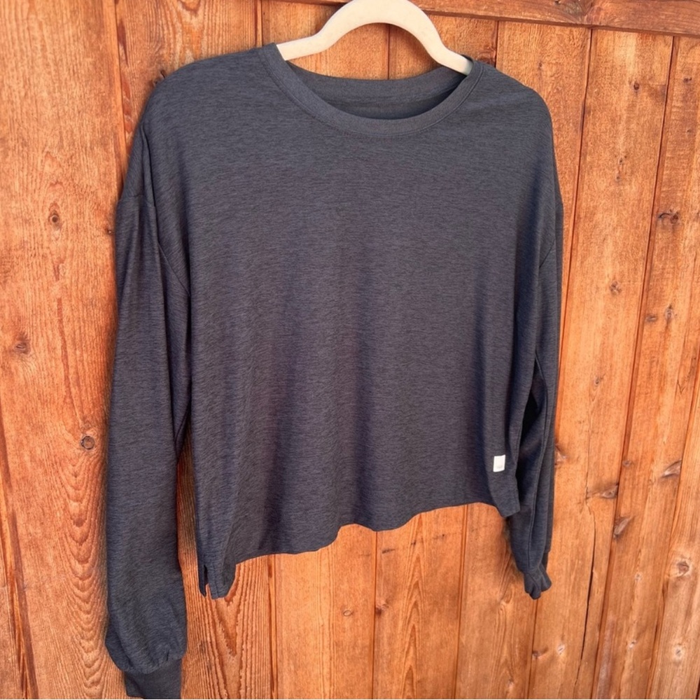 Vuori Heather Gray Long Sleeve crop top